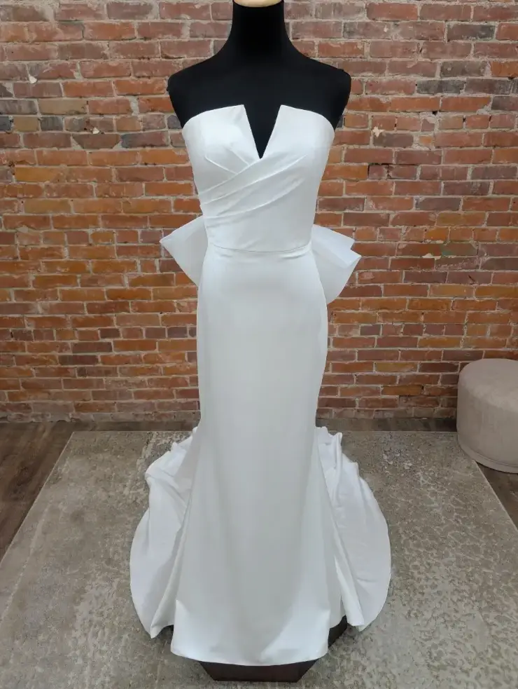 Sale Wedding Dresses: How to Shop Smart &amp; Find Your Dream Gown for Less Image